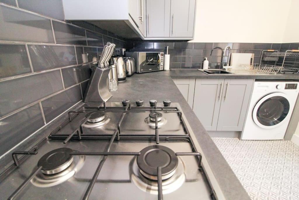Modern 3 Bed, Contractors Welcome, Bradford Bradford  Eksteriør bilde