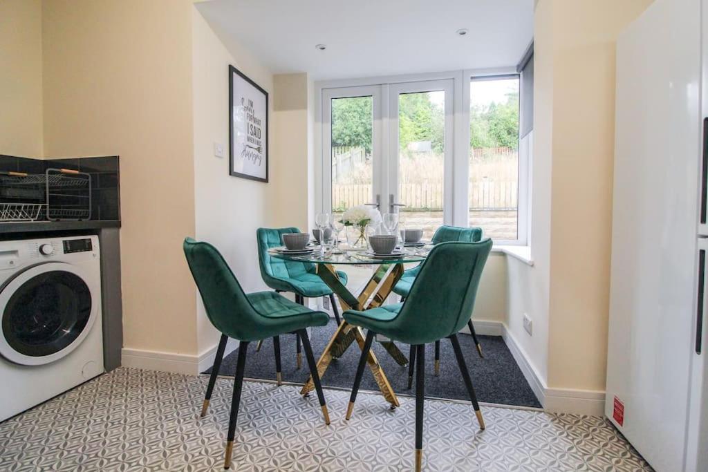 Modern 3 Bed, Contractors Welcome, Bradford Bradford  Eksteriør bilde
