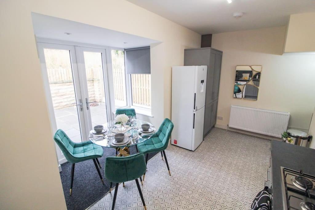 Modern 3 Bed, Contractors Welcome, Bradford Bradford  Eksteriør bilde