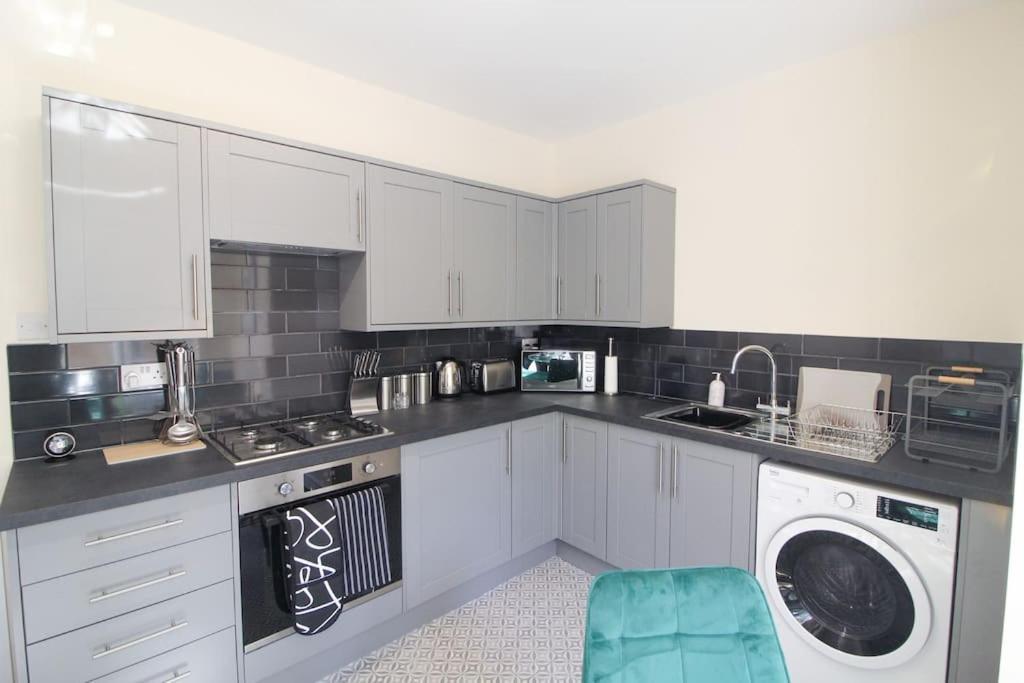 Modern 3 Bed, Contractors Welcome, Bradford Bradford  Eksteriør bilde