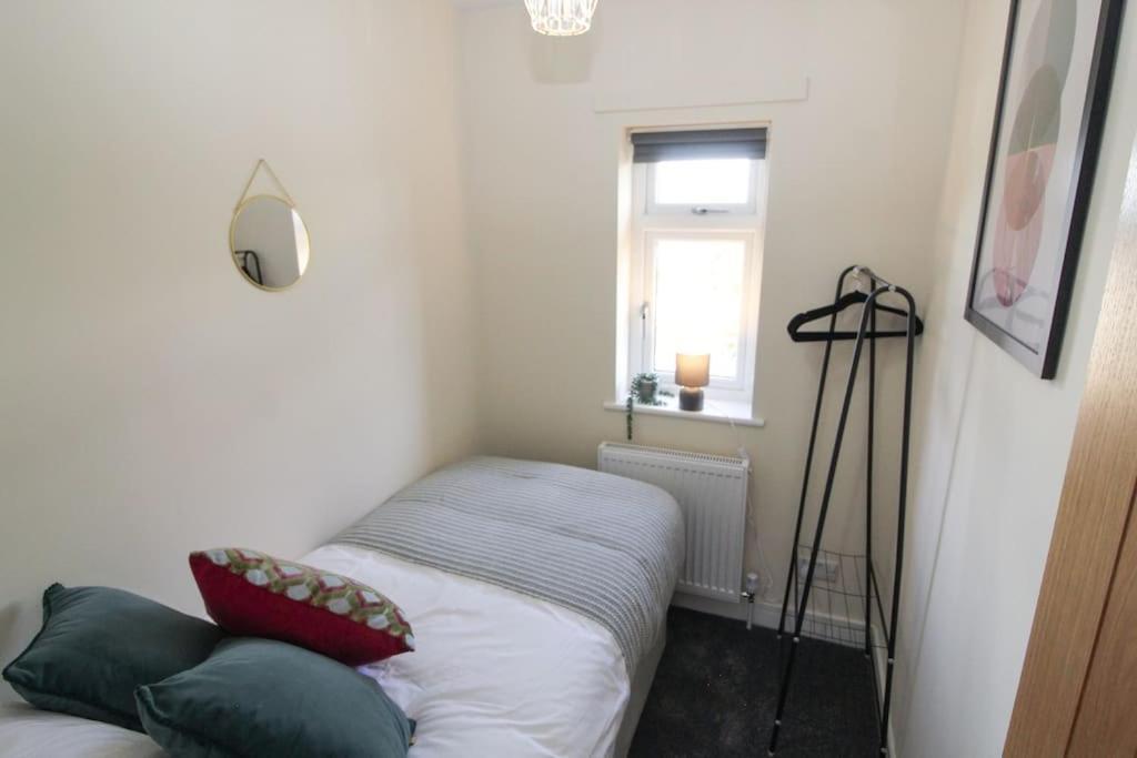 Modern 3 Bed, Contractors Welcome, Bradford Bradford  Eksteriør bilde