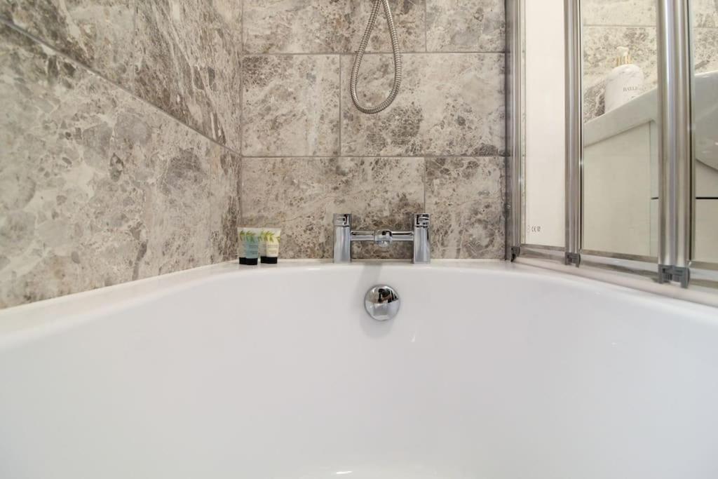 Modern 3 Bed, Contractors Welcome, Bradford Bradford  Eksteriør bilde