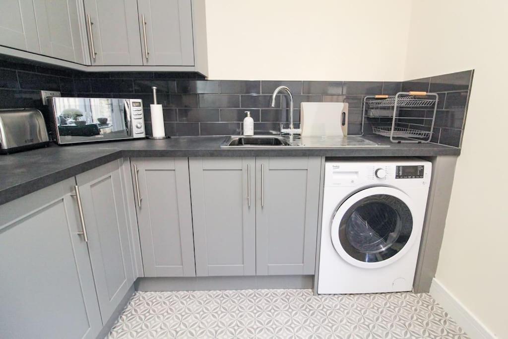 Modern 3 Bed, Contractors Welcome, Bradford Bradford  Eksteriør bilde
